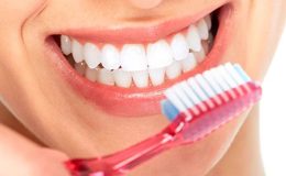 Ağız ve diş sağlığına dikkat: “Protezini çamaşır suyunda bekletenler var”