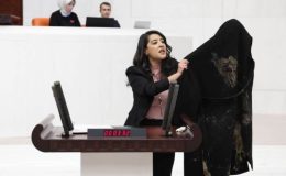 EMEP’li Sevda Karaca çamurlu paltosunu Meclis’e getirdi: ‘Yoksul eti yiyip kan içiyorsunuz!’