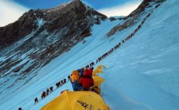 Everest dağına dışkı bırakmak yasaklanıyor
