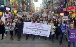 Kadınlar depremde yaşamını yitirenler ve çocuklar için sokaktaydı