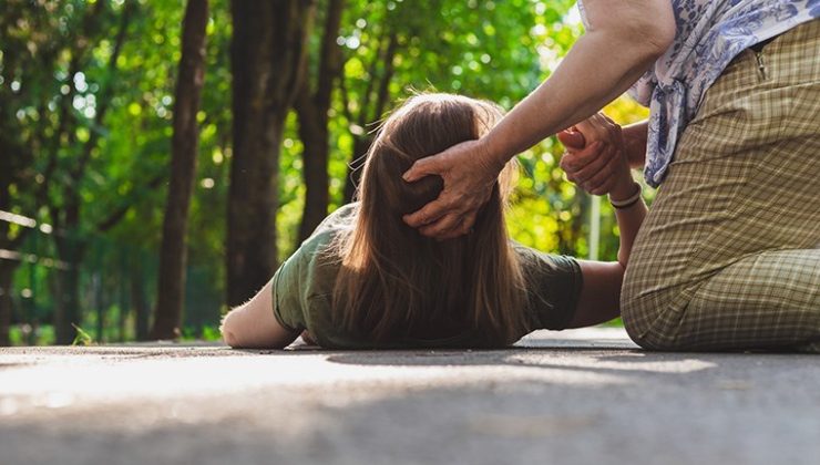 Dikkat! Fayda yerine zarar verebilirsiniz! Epilepsi nöbetinde doğru sanılan 5 yanlış müdahale…