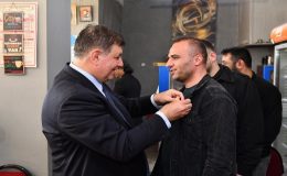 Cemil Tugay AKP’den istifa ederek CHP’ye katılanlara rozet taktı