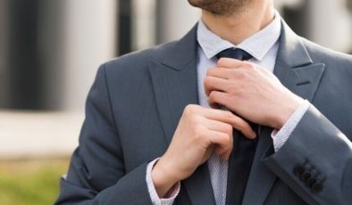 Stilinizi tamamlayın: İşte takım elbiseye uygun kravat seçimi ve bağlama teknikleri…